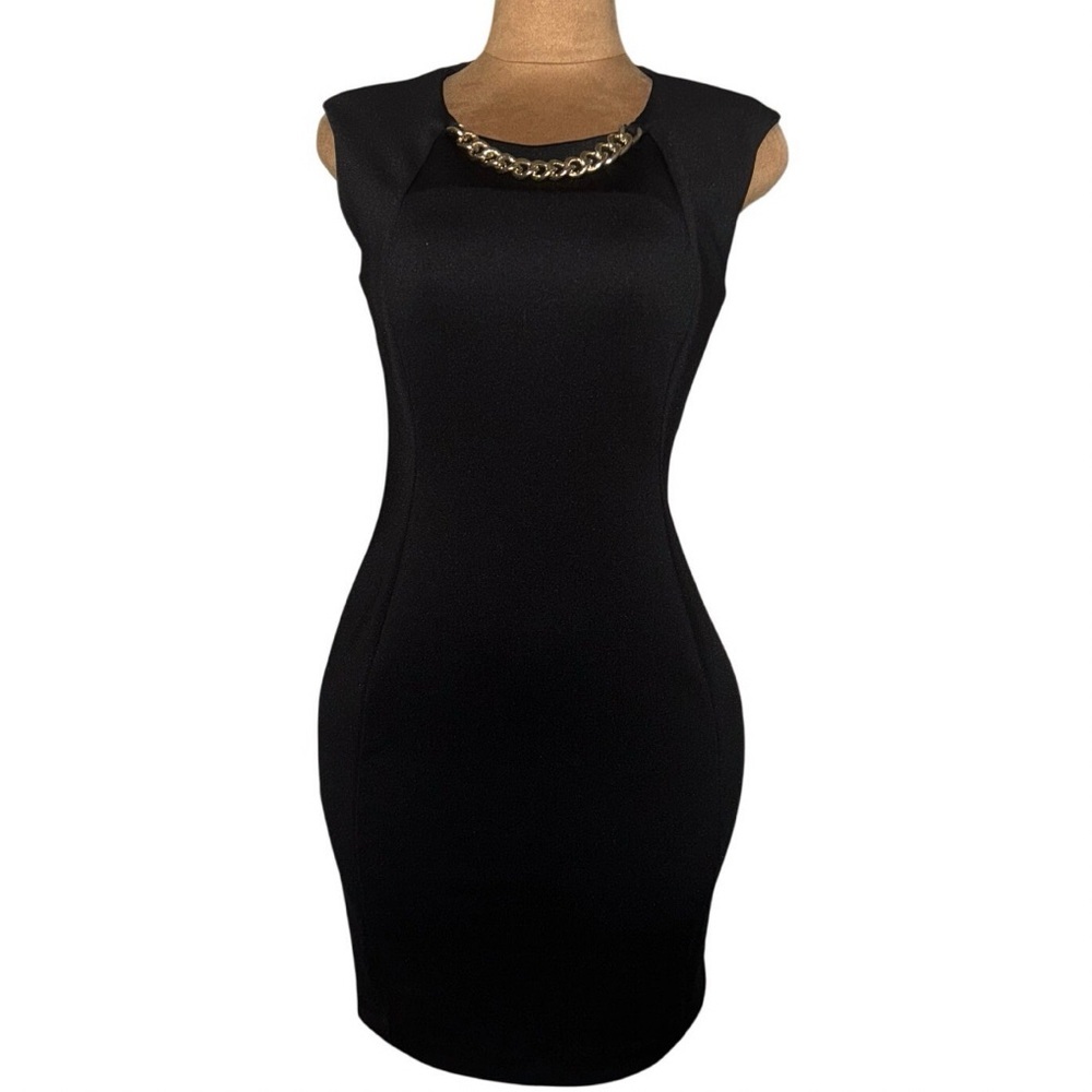 CALVIN KLEIN
Pre-loved Black Dress with Chain Accent💕
Size: 8